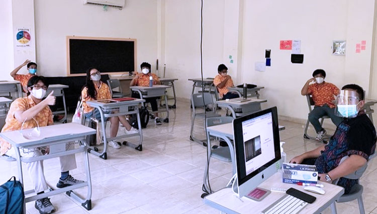Seorang guru dan siswa saat melakukan aktivitas kegiatan belajar mengajar di dalam kelas (FOTO: Instagram/Sekolah Cikal)