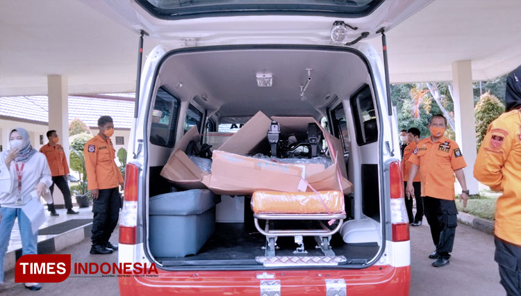 menerima-bantuan-ambulans-dari-PT-Sumber-Alfaria-Trijaya-2.jpg
