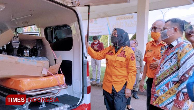 menerima-bantuan-ambulans-dari-PT-Sumber-Alfaria-Trijaya-3.jpg