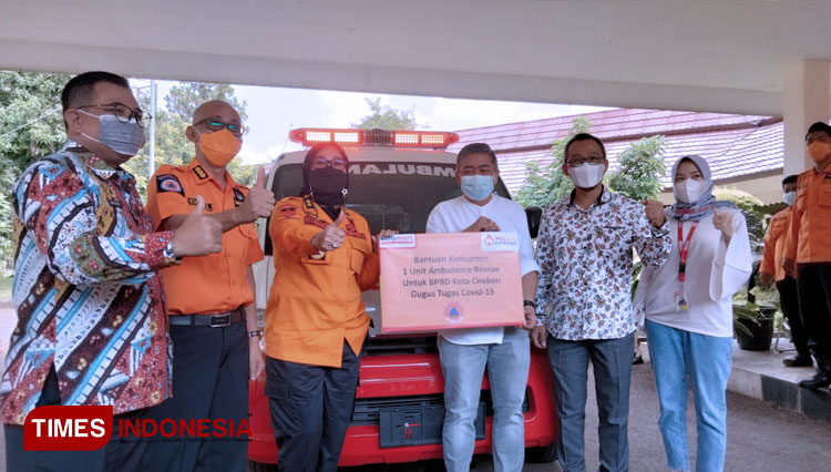 Kepala KPBD dan Wakil Walikota Cirebon saat menerima bantuan ambulans dari PT Sumber Alfaria Trijaya, TBK Plumbon. (FOTO: Dede Sofiyah/TIMES Indonesia)