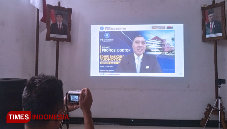 Acara nonton bareng di Magetan, sidang promosi program Doktor IPB yang dilakukan Edhie Baskoro Yudoyono (EBY) secara virtual. (FOTO: M Kilat Adinugroho/TIMES Indonesia)