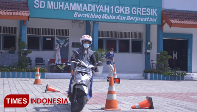 Polisi saat memberikan edukasi terkait safety riding bagi guru dan orang tua (Foto: Akmal/TIMES Indonesia).