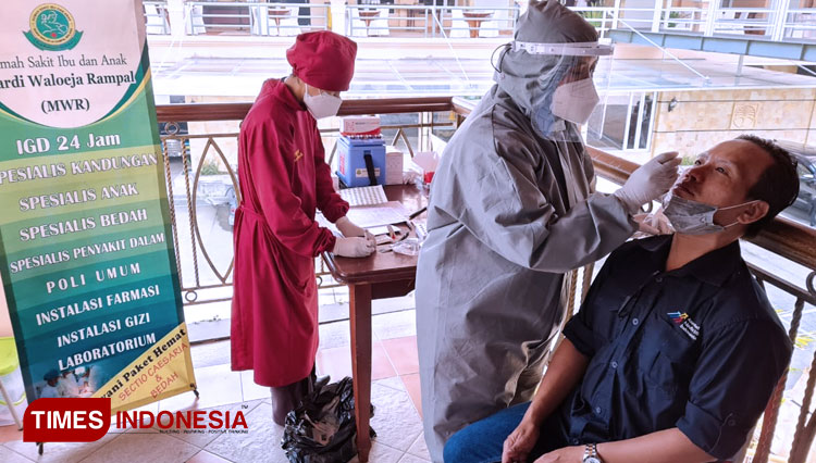 Nakes RSIA Mawar Rampal melakukan tes swab antigen kepada eserta Rakerwil AMSI 2021 di Hotel Royal Senyiur, Prigen, Pasuruan, Jumat (11/6/2021).(Foto : Lely Yuana/TIMES Indonesia)