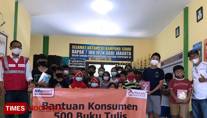 Alfamart Tebar Buku di Kampung Sinau Malang