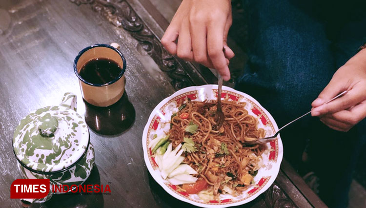 Bakmi Jawa goreng serasa lebih nikmat ketika dibareng dengan minum teh gula batu yang menjadi ciri khas Café Resto Kopi Luwak Mataram Jalan Pelemwulung No.15, Banguntapan, Bantul, Yogyakarta. (FOTO: Gilang for TIMES Indonesia)