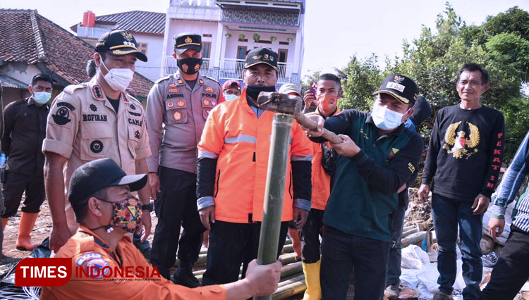 Bupati Bandung Dadang Supriatna meninjau tanggul Sungai Cisunggalah di Desa Penyadap Kecamatan Solokanjeruk yang jebol lagi, Sabtu (12/6/21). (FOTO: Humas Pemkab for TIMES Indonesia)