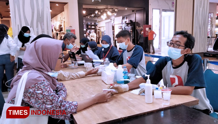 Para pendonor yang sedang mendonorkan darahnya di csb mall cirebon. (Foto: Dede Sofiyah/TIMES Indonesia)