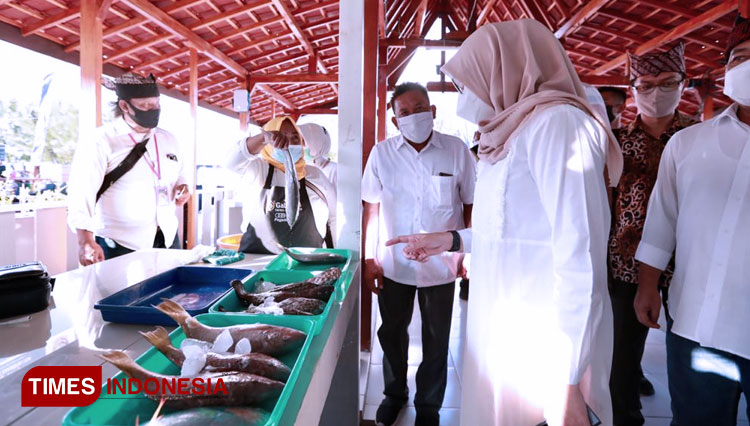 Bupati Banyuwangi Ipuk Fiestiandani Azwar Anas saat melihat ikan segar di Kampung Mandar (Foto: Rizki Alfian/TIMES Indonesia)