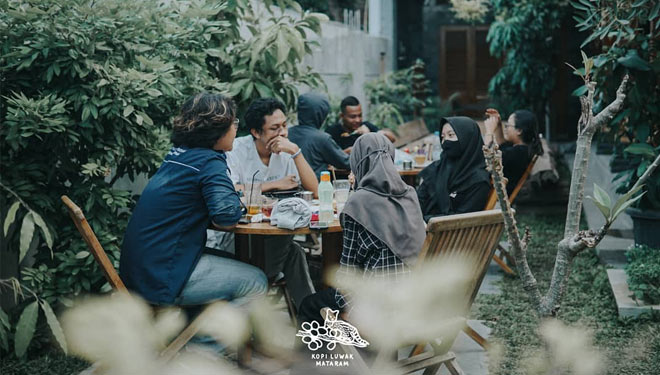 Pelanggan asyik ngobrol bersantai di Café Resto Kopi Luwak Mataram Jalan Pelemwulung No.15, Banguntapan, Bantul, Yogyakarta. (FOTO: Gilang for TIMES Indonesia)