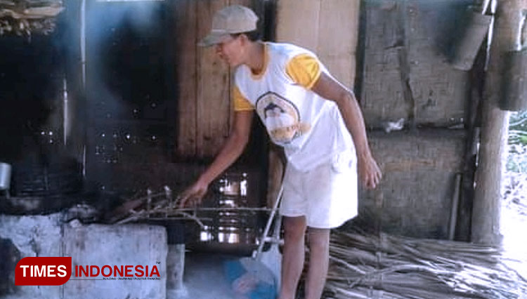 Proses pembuatan cimplung saat memasak air nira bahan gula merah (Foto: Syamsul Ma'arif/TIMES Indonesia)