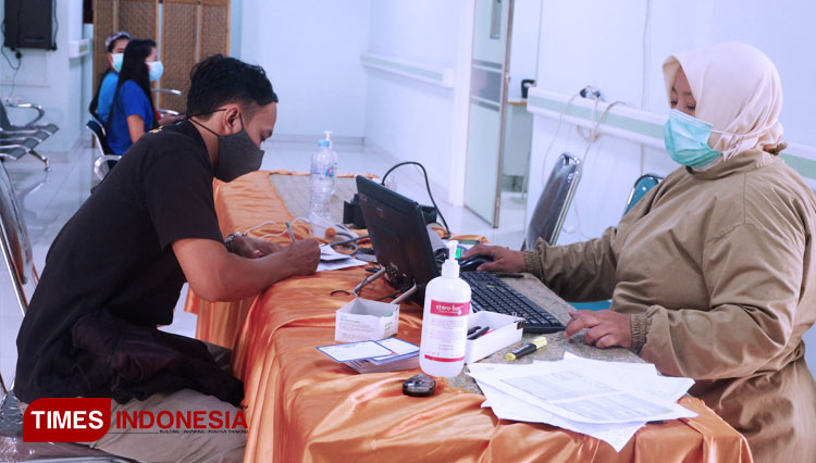 Masyarakat-umum-mengikuti-vaksinasi-Covid-19-di-RSI-Unisma-2.jpg