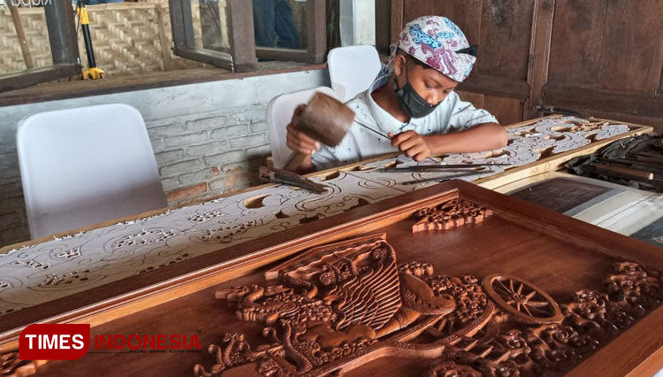 Pengrajin seni ukir kayu Cirebon. (Foto: Dede Sofiyah/TIMES Indonesia)