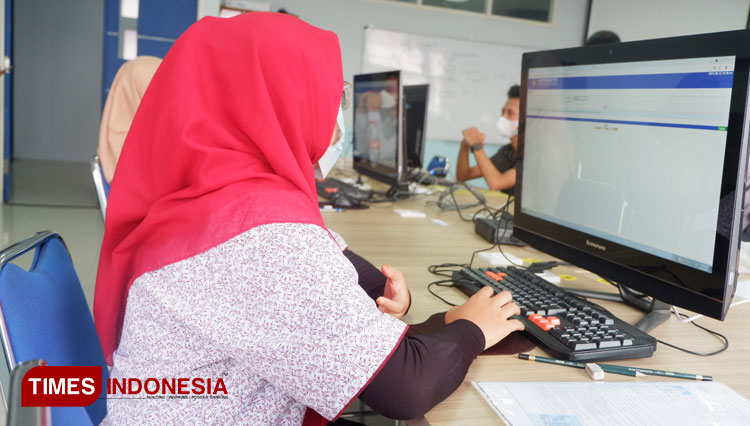 Peserta SBMPN Polinema saat mengikuti tes secara luring. (Foto: Naufal Ardiansyah/TIMES Indonesia)