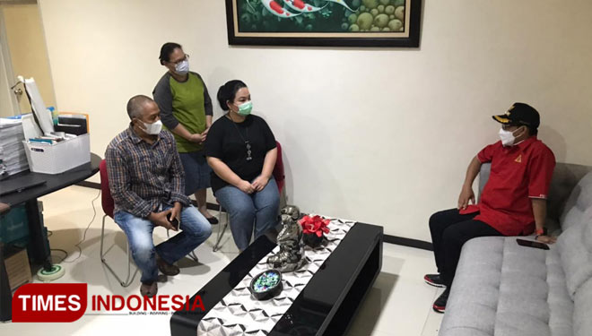 Wali Kota Malang, Sutiaji saat berbincang dengan pihak pengelola BLK LN PT CKS, Sabtu (12/6/2021). (Foto: Rizky Kurniawan Pratama/TIMES Indonesia)