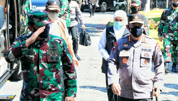 Panglima TNI Marsekal Hadi Tjahjanto dan Kapolri Jenderal Pol Listyo Sigit Prabowo ketika tiba di Pendapa Agung Bangkalan. (FOTO: Humas Polres Bangkalan for TIMES Indonesia)