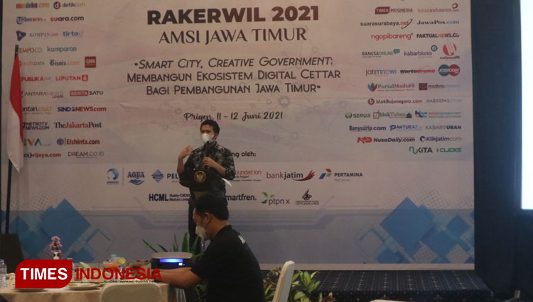 Wagub Jatim Emil Dardak saat menjadi nara sumber dalam Seminar Nasional Smart City Creative Government Membangun Ekosistem Digital, Cettar Demi Pembangunan Jawa Timur persembahan AMSI Jatim secara luring, Sabtu (12/6/2021). (Foto: Lely Yuana/TIMES Indones