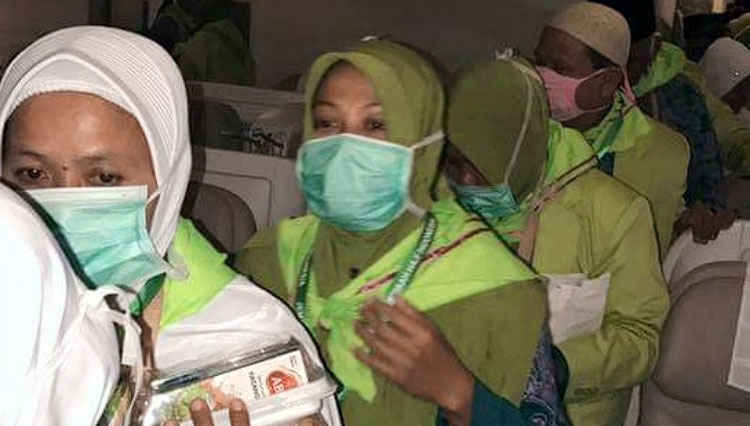 Rombongan jemaah haji asal Kabupaten Pangandaran tahun 2019 saat masuk pesawat (Foto : Kemenag Pangandaran)