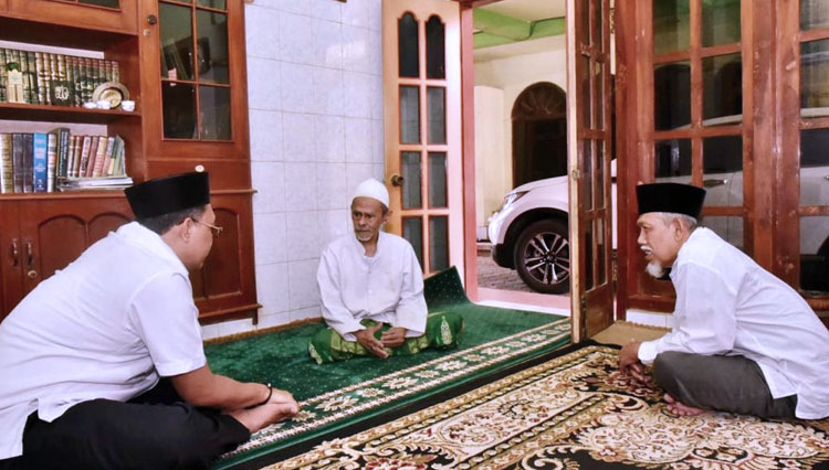 Wakil Ketua MPR RI Jazilul Fawaid saat bersilaturrhami dengan KH A Nawawi Abdul Djalil. (FOTO: Dok. Pribadi)