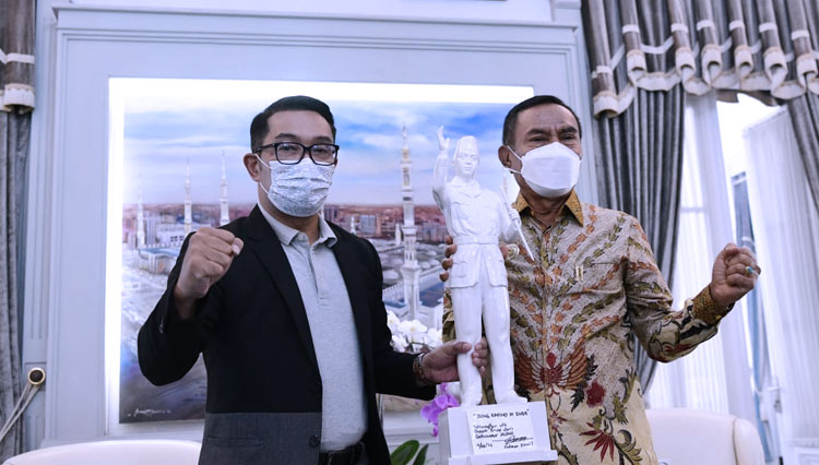Gubernur Jabar Ridwan Kamil bersama Bupati Ende Djafar Achmad, di Gedung Pakuan, Kota Bandung, Sabtu (12/6/21). (FOTO: Humas Jabar for TIMES Indonesia)