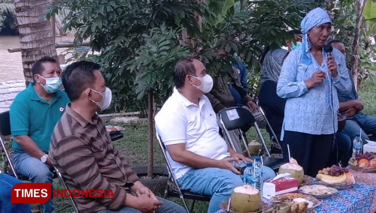 Susi Pudjiastuti saat menyampaikan sambutan pada acara sosialisasi penanganan sampah di Kecamatan Kalipucang didampingi Bupati Pangandaran Jeje Wiradinata (Foto: Syamsul Ma'arif/TIMES Indonesia)
