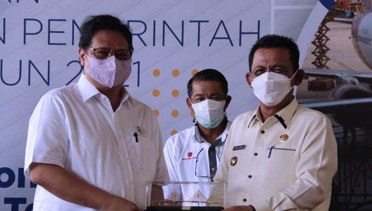 Menko Airlangga Hartarto menyerahkan PP KEK Batam BAT dan MRO. (foto-foto: Kemenko Perekonomian for TIMES Indonesia)