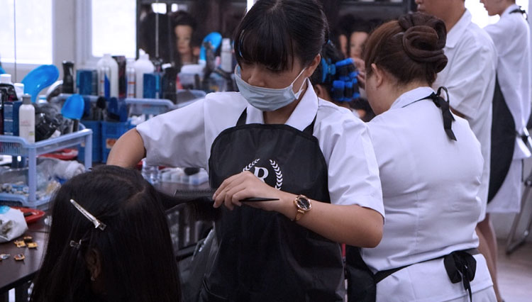 The students at Rudi Hadisuwarno Cosmetology School doing her client hair. (Photo: Rudy Hadisuwarno for TIMES Indonesia)