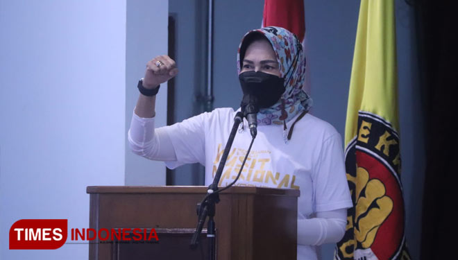 Dra Hj Dewanti saat menutup Diklat Wasit Nasional yang dilaksanakan PBTI di Indonesia. (Muhammad Dhani Rahman/TIMES Indonesia)
