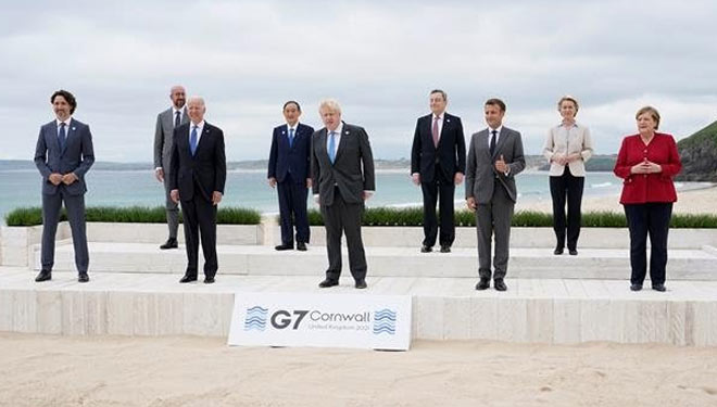 Pemimpin Kelompok Tujuh berpose untuk foto bersama di KTT G7, di Carbis Bay, Inggris, 11 Juni 2021. (FOTO: Reuters)