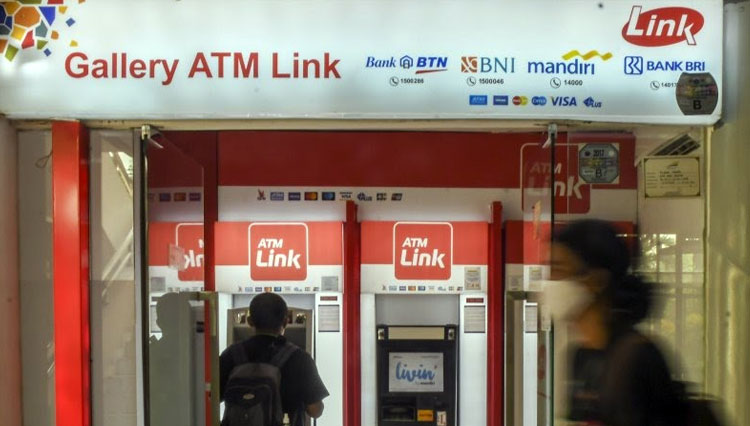 Ilustrasi transaksi di ATM Link. (Foto: Antaranews.com) 