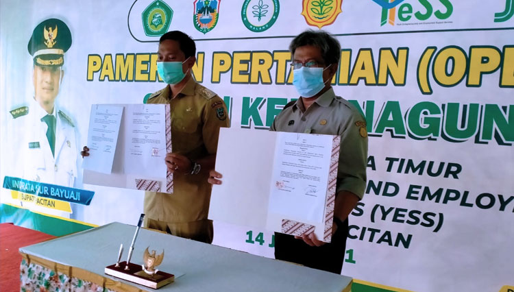 Bupati Pacitan Indrata Nur Bayu Aji (kiri) dan Direktur Polbangtan Malang Setya Budhi Udrayana usai penandatangan MoU, Senin (14/06/2021) di SMKN Kebonagung Pacitan. (FOTO: Polbangtan Malang)