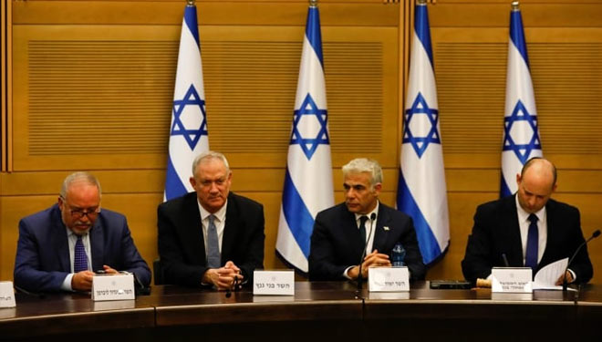 Parlemen Israel telah memberikan suara mendukung pemerintahan koalisi baru, yang secara resmi mengakhiri 12 tahun pemerintahan Perdana Menteri Benjamin Netanyahu.(FOTO :Al Jazeera/AP)