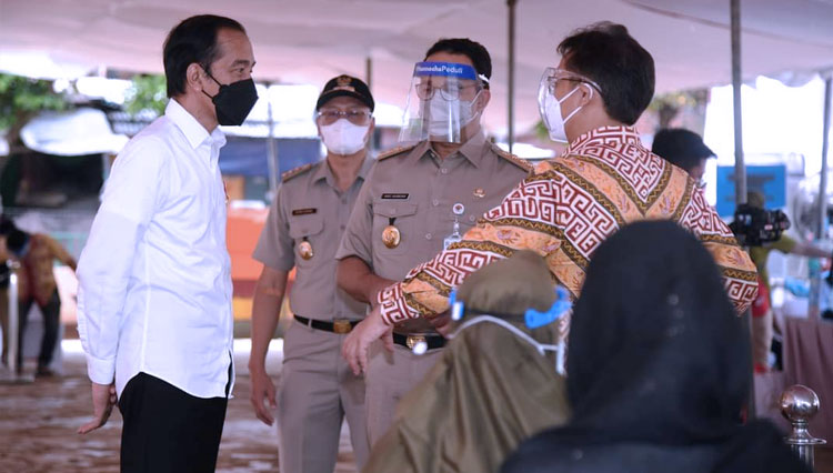 Gubernur DKI Jakarta Anies Baswedan bersama Presiden RI Jokowi saat meninjau vaksinasi Covid-19 di Rumah Susun Tanah Tinggi, Provinsi DKI Jakarta. (FOTO: Setkab RI)