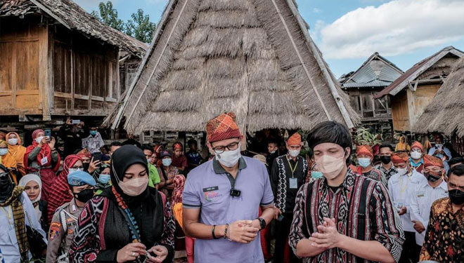 Menparekraf RI Sandiaga Uno (tengah) bersama Atta Halilintar dan Aurel saat kunjungan ke desa adat di Sumbawa. (foto: Kemenparekraf RI)