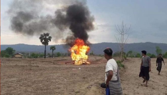 Penduduk desa mengkremasi tubuh seorang warga sipil yang tewas dalam baku tembak dengan pasukan junta di Kotapraja Kani pada 6 Mei. (FOTO:The Irrawaddy)