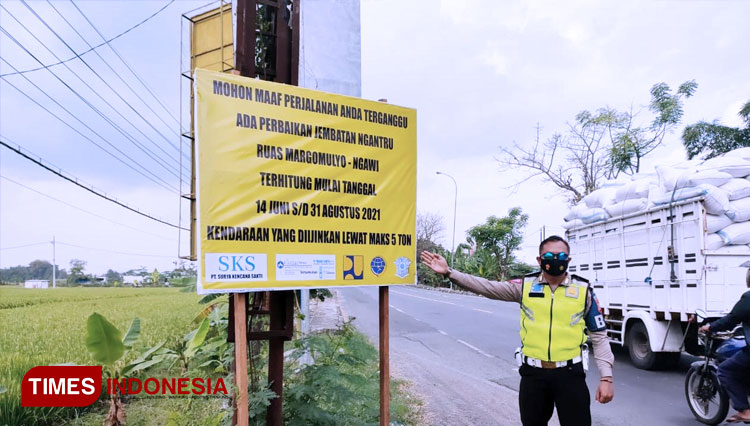 Petugas-memasang-rambu-rambu-pengalihan-arus-lalu-lintas.jpg