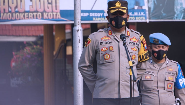 Kapolres Mojokerto Kota, AKBP Deddy Supriadi saat memimpin apel di lapangan Gajahmada, Mapolres Mojokerto Kota. Senin (14/6/2021) (Foto: Dok. TIMES Indonesia)
