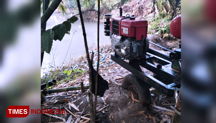 Praktik-penyedotan-air-sungai-Gunung-Terong-2.jpg