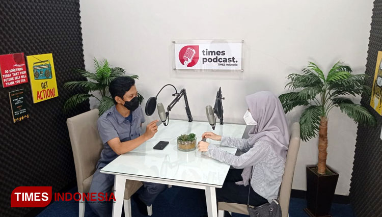 Siswi dan guru SMPN 4 Surabaya merasakan sensasi studio podcast Times Indonesia. (FOTO: Gilar Aditya/TIMES Indonesia) 