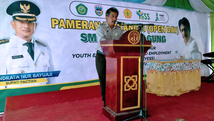 Direktur Polbangtan Malang Setya Budhi Udrayana berbicara pada kegiatan pameran pertanian dalam rangka Porgram YESS, Senin (14/06/2021) di lapangan SMKN Kebonagung Pacitan. (FOTO: Polbangtan Malang)