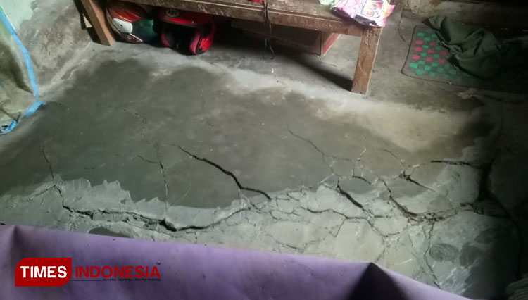 Tanah bergerak dan rumah penduduk yang rusak a