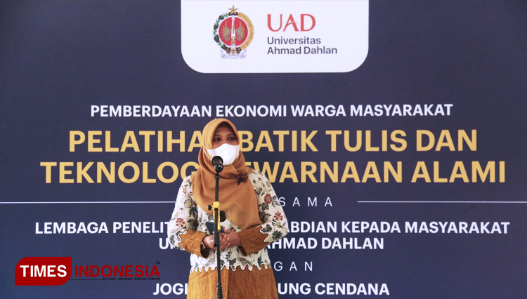 Utik Bidayati, Wakil Rektor Bidang Keuangan, Kehartabendaan dan Administrasi Umum UAD ketika memberikan sambutan di pelatihan batik tulis (FOTO: Humas UAD for TIMES Indonesia) 
