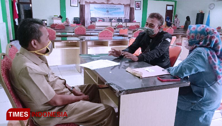 Calon wali siswa saat mendatangi posko PPDB di Kantor Dinas Pendidikan dan Kebudayaan Kota Malang di Jalan Veteran, Senin (14/6/22/2021). (FOTO: Naufal Ardiansyah/TIMES Indonesia)