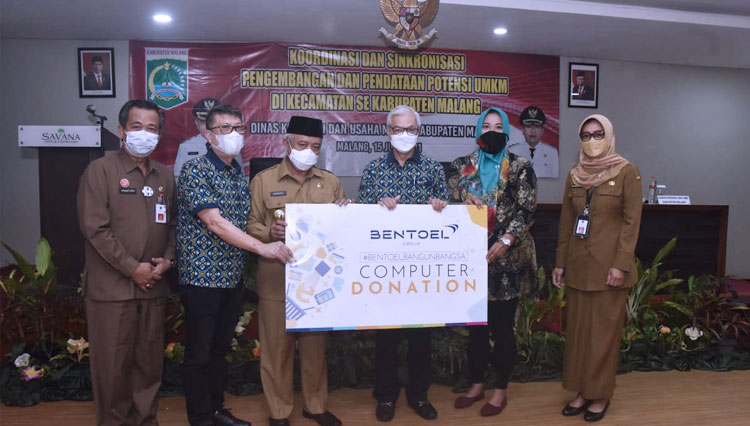 Bentoel Group menyerahkan donasi komputer Untuk 70 UMKM Kabupaten Malang yang diterima Bupati Malang Abah Sanusi. (FOTO: Bentoel Group)