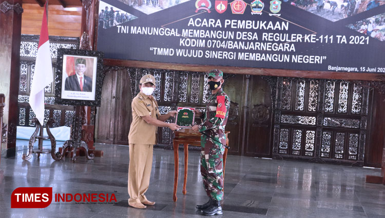 Bupati Budi Sarwono dan Dandim 0704/Banjarnegara Letkol Arh  Sujeidi Faisal ST MHan saat penandatanganan dan penyerahan naskah program TMMD (FOTO: Pendim BNA for TIMES Indonesia)