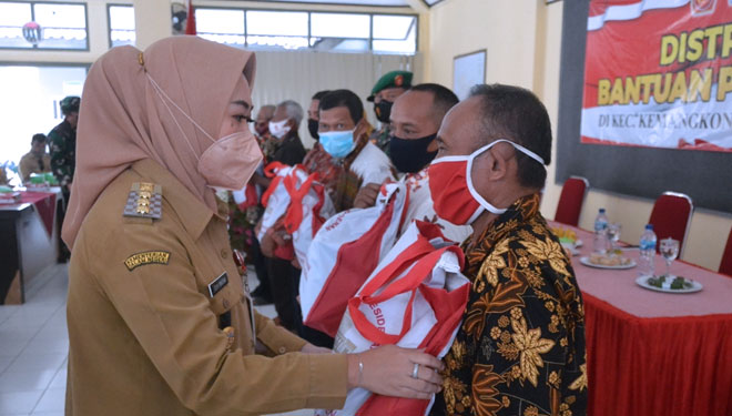 Bupati Purbalingga Dyah Hayuning Pratiwi SE BEcon MM sampaikan  sembako titipan Presiden Jokowi. (FOTO : Humas Pemkab Purbalingga For TIMES Indonesia)