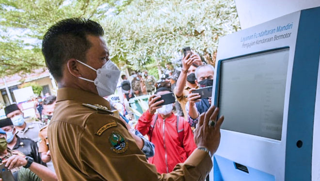 Bupati Bandung Dadang Supriatna me-launching aplikasi BEDAS Online dan outlet layanan Pemeriksaan Kendaraan Bermotor (PKB/KIR) baru di Pasar Majalaya, Selasa (15/6/21). (FOTO: Humas Pemkab for TIMES Indonesia