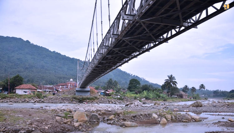 Dua-jembatan-gantung-yang-sudah-diperbaiki-lewat-CSR-PT-Bukaka-2.jpg