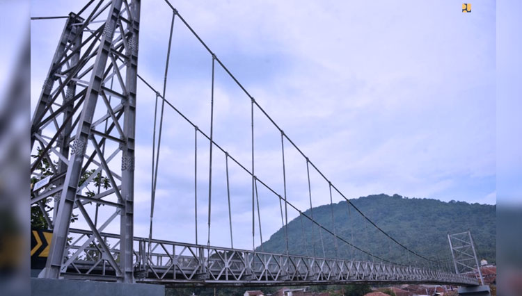 Dua-jembatan-gantung-yang-sudah-diperbaiki-lewat-CSR-PT-Bukaka.jpg