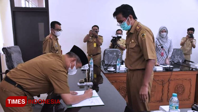 Wabup Madiun H. Hari Wuryanto menandatangani MoU dengan lima RSUD. (FOTO: Humas Pemkab Madiun/TIMES Indonesia)