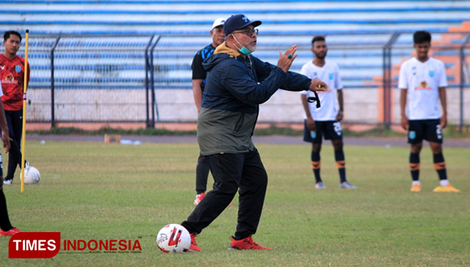 Pelatih Persela, Iwan Setiawan memberikan arahan kepada anak asuhnya, dalam sesi latihan di Stadion Surajaya Lamongan, Selasa (15/6/2021). (FOTO: MFA Rohmatillah/TIMES Indonesia)